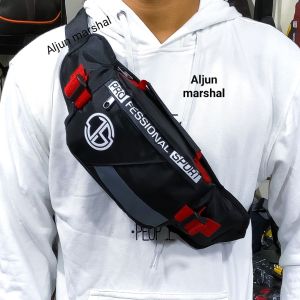 tas selempang pria kasual dengan atribut sprty dan kantong kecil