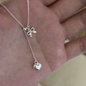 สร้อยคอหัวใจรุ่นใหม่ปี 2025 สำหรับผู้หญิง เครื่องประดับแฟชั่นสุดหรูหรา โซ่กระดูกไหปลาร้า จี้รูปผีเสื้อ โซ่ห้อยคอแบบยืดหยุ่น