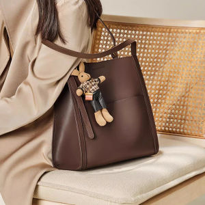 Trendy Large Capacity Womens Shoulder Bag Commuter Tote Bag City Simple Style Double Buckle Magnetic Clasp Zipper Closure