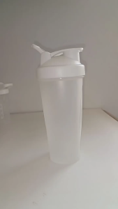 แก้วชงโปรตีน ขวดน้ำสำหรับเวย์โปรตีน แถมสปริงเขย่า เครื่องปั่นถ้วยขวดน้ำ Classic Shaker Cup กระบอกเชค แก้วเชค 600ml