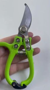 กรรไกรตัดกิ่ง เล็ก-เขียว ผลิตจากวัสดุ เกรดA ทนทานต่อการใช้งาน ใบมีดเหล็กอย่างดี ใบตัดคม ทนทาน