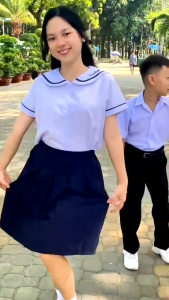 Áo sơ mi trắng cổ lá sen viền xanh cao cấp cho bé gái đến trường big size từ 26kg đến 70kg
