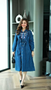 เดรสผ้ายีนส์เกรดพรีเมี่ยม เนื้อผ้าหนาพอดี ใส่สบาย ชุดยีนส์งานฟอกสวยๆ มาพร้อมกัน2ลายผ้า งานปักดอกไม้และระบายช่วงอก ชุดนี้มาพร้อมกระดุมตอกหมุดอย่างดี มีกระเป๋าซ่อน ทรงสวย งานสวยเกรดระดับขึ้นห้างใส่แล้วสวยเก๋ ไม่ซ้ำใครนะคะ มี​ 2 สี ยีนส์ขึ้นลาย  ยีนส์สีพื้น