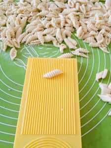 Handmade Wheat Noodle Maker Cat Ear Pasta Tool Pure Handcrafted Yangli Fish Shaped Dough Cutter Kitchen Tool for Home Use