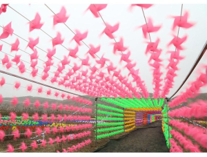 100pcs Plastic Windmill Toys: Fun Decor for Kids & Parties