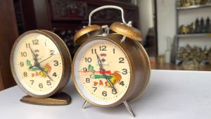 Đồng Hồ Báo Thức Con Gà Mổ Thóc Chạy Cơ 02 Mẫu Đẹp