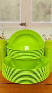 1 SET PIRING MAKAN MANGKUK DAN GELAS PLASTIK ISI 12 PCS TERDIRI DARI 4 PIRNG 4 MANGKUK 4 GELAS