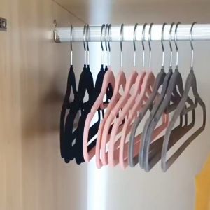 5 ชิ้น ไม้แขวนเสื้อ ราคาถูกต้อง ไม้แขวนเสื้อกำมะหยี่ ไม้แขวนเสื้อซีลีโคน ไม้แขวนเสื้อ พร้อมส่ง พื้นฐาน 100% สำหรับผู้ใหญ่