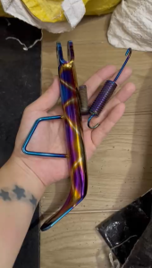 Chân chống đứng xe Wave hoặc xe Dream inox màu Titan và giá luôn ốc gắn và lò xo phụ kiện thay thế