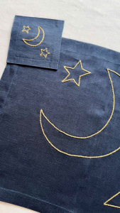 ชุดผ้ารองแก้วลินิน สีน็อกเทิร์นบลู ปักลายพระจันทร์ และดวงดาว Blue Nocturne - Coaster Set