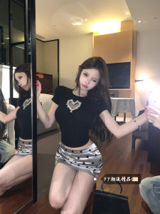 เสื้อสั้นแขนสั้นทรงเข้ารูปประดับเพชร Heart Design พร้อมกระโปรงสั้นลายจุดสีเงิน สำหรับผู้หญิงวัย 18-25 ปี