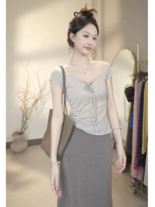 YUEZHONGWEI | เสื้อยืดคอกลมแขนสั้นทรงสลิมฟิตสำหรับผู้หญิง สีเทา ฤดูร้อน 2025 เสื้อผ้าทำงานสไตล์เกาหลี ทรงเข้ารูป กระโปรงสั้น สายเดี่ยว