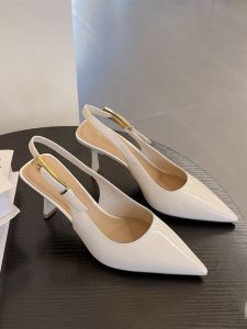 รองเท้าแตะส้นสูงหนังกลับสไตล์ฝรั่งเศสสำหรับผู้หญิงในช่วงฤดูร้อนปี 2024 รองเท้าส้นเดี่ยวหัวแหลมพร้อมหัวเข็มขัดแบบสวมสบายและทันสมัย