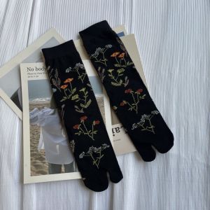 Fall New Arrival Split Toe Tube Socks Female Artistic Janpanese Flower Two Finger Socks Retro Cute Wild Outwear Bunching Socks
