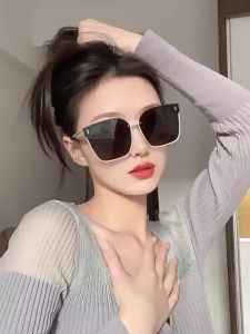 Unyiel - Kacamata Hitam Bingkai Oversized Sungglasses Liburan Anti Matahari Gaya Trendy Fashion Woman Glasses