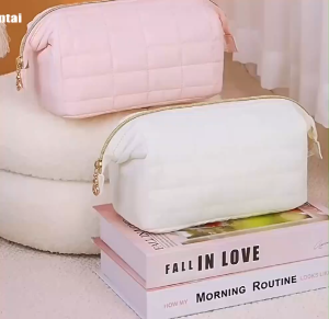 กระเป๋าเครื่องสำอาง สีพาสเทล แบบพกพา นุ่มฟู ซิปกว้าง จุของได้เยอะ สไตล์น่ารัก มินิมอล 3LI