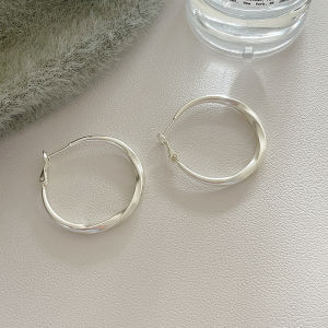 Fashionable Luxury Versatile Large Naked Ring Earrings Womens New Popular High-End Unique Personality Alloy Ear Studs