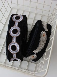 ริบบิ้นปักลายขนไก่สีดำ กว้าง 4 ซม. ด้านหลังปักลาย ผ้ากำมะหยี่สำหรับตกแต่งบ้าน แหล่งกำเนิดจีนแผ่นดินใหญ่ รหัสสินค้า 2402