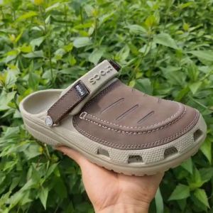 Crocs Men Crocs Yukon Vista Clog For Men รองเท้าหัวโต รองเท้าแตะผู้ชาย crocs ผู้ชาย รองเท้าหุ้มหนัง สำหรับผู้ชายรองเท้าเบาพื้นนิ่ม ใส่สบาย