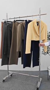 ไม้แขวนเสื้อ ไม้แขวนสูทพลาสติก รุ่น 228  มีร่อง มีกันลื่น  มีร่องคล้องสายเสื้อ 12 ไม้