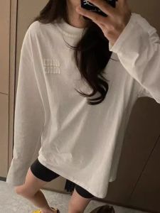 เสื้อยืดคอกลมแขนยาวผ้าฝ้ายแท้สไตล์ยุโรป ทรงหลวม ฤดูใบไม้ผลิ 2025 เสื้อเชิ้ตสีขาวสวมใส่ลำลองสำหรับฤดูใบไม้ร่วง