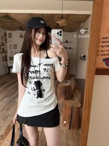 เสื้อยืดแขนสั้นคอเฉียงทรงสลิมฟิตสำหรับผู้หญิงในช่วงฤดูร้อน ทรงเข้ารูป ดีไซน์ไม่สมมาตร โชว์ไหล่ แฟชั่นสตรีท ลำลอง