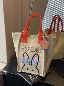 กระเป๋าถือลายกระต่ายน่ารักสไตล์ญี่ปุ่นสำหรับผู้หญิง ฤดูใบไม้ผลิ 2024 กระเป๋าถือแบบมีซิปปิด ทรงกลม กระเป๋าเดินทางแบบลำลอง