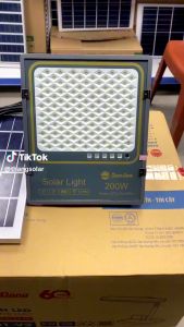 Đèn LED chiếu pha năng lượng mặt trời 200W Model: CP03.SL 200W - 1 đổi 1 trong vòng 12 tháng (chính hãng)