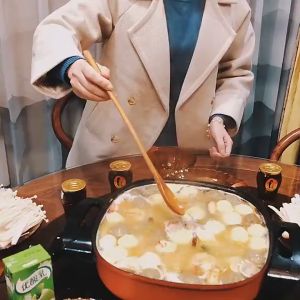 23ซม ช้อนด้ามยาวไม้ / ช้อนทานอาหารทนความร้อนสูง / อุปกรณ์ทำอาหารในครัว / เครื่องใช้บนโต๊ะอาหารที่มีประโยชน์ในครัวเรือน