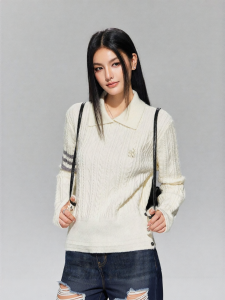 A chock | Elegant Knit Sweater with Jacquard Collar and Fitting Design