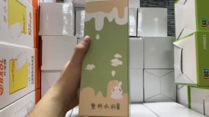 Bình nước nhựa Tai Thỏ 500ml kèm sticker dể thương bình đựng nước dành cho học sinh có dây đeochất liệu nhựa ABS