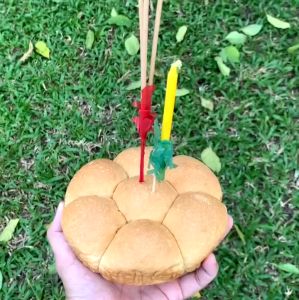 กระทงขนมปัง แถมฟรี!! ธูปเทียน