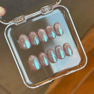 เล็บปลอมเจลสีโฮโลแกรม งานเกาหลีเกาใจมาก คลีนๆ เล็บทรงอัลมอนด์สั้น