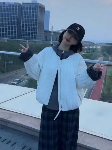 เสื้อแจ็คเก็ตผ้าฝ้ายทรงสั้นคอปกกลมแขนยาวลายสก็อตระดับไฮเอนด์สำหรับผู้หญิงในฤดูหนาวปี 2025 อบอุ่น เสื้อคลุมกันหนาวแบบอเนกประสงค์