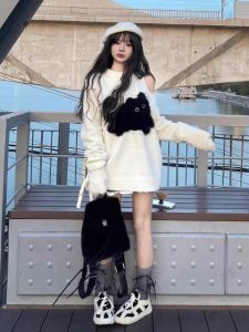 Áo Len Dệt Kim Hở Vai Dáng Rộng Thoải Mái Phong Cách Mùa Thu Đông Cho Nữ Thiết Kế Hoạt Hình Mèo Thời Trang