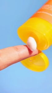 Emina Sun Battle Sun Protection SPF 35: Krim Sunscreen Terbaik