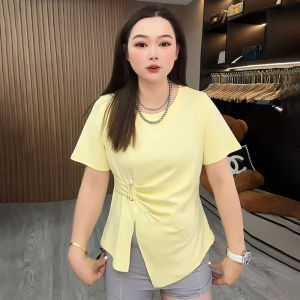 เสื้อยืดแขนสั้นทรงหลวมสไตล์เกาหลีสำหรับผู้หญิงในฤดูร้อนปี 2025 เสื้อคอกลมลายไม่สมมาตรสีพื้นระบายอากาศได้ดี