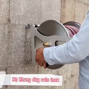 Vòi tưới cây tăng áp thân đúc dây phi 18 cấu tạo 3 lớp khung rulo cuộn dây bằng inox bền bỉ treo tường hoặc sách tay tiện lợi tặng 2m dây dẫn nước từ vòi vào khung bảo hành 6 tháng