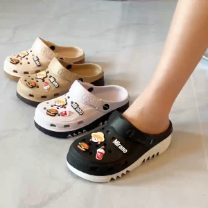 MIRANO 8026-5 giày nhựa nữ có lỗ - thiết kế đế dày giúp đôi chân trông thon dài hơn. Lựa chọn phổ biến mùa hè 2025 dép dùng được cả trong nhà và ngoài trời nhẹ thoáng khí phong cách thoải mái dép cao cấp mới mẫu khuyến mãi.Tăng chiều cao Đi biển