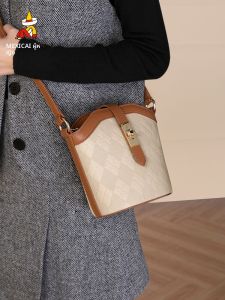 กระเป๋าสะพายข้างหนังวัวทรงถังสำหรับผู้หญิง กระเป๋าสะพายไหล่แบบลำลอง ซิปปิด ทรงสี่เหลี่ยมแบน สีล้วน