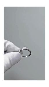 แหวนเงินแท้เม็ดชูฝังเพชร Moissanite 0.3 กะรัต ทรงกลม ประดับบ่าสองข้าง ชุบทองคำขาว