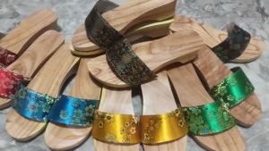 Guốc Gỗ Guốc Mộc Cao 5 Phân Quai Gấm Lụa ( Có đóng thêm đế cao su )