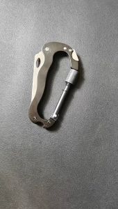 5-in-1 กลางแจ้งอย่างรวดเร็วแขวน Buckle Knife เลื่อยเครื่องมือ EDC ประเภท D Climbing Buckle มีดพับ