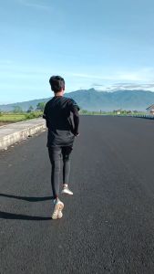 Baju Setelan Olahraga Running Pria 1 Set Kaos dan Celana Lari Runing Bahan Dryfit
