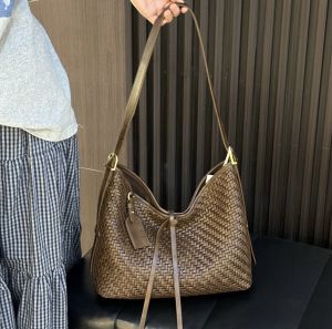 Fashionable Handwoven Soft Leather Shoulder Bag for Women Casual Commuter Tote Bag Magnetic Closure British Style Youth Bag