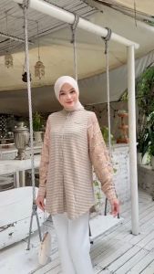 Baju Atasan Wanita Moana & Baju Rajut Comfy\\n\\n Apa Itu Baju Atasan Wanita Moana?\\n\\nBaju atasan wanita Moana adalah pakaian atasan yang dirancang khusus untuk wanita dengan gaya Moana. Pakaian ini biasanya memiliki desain dan warna yang menarik serta nyaman dipakai sehari-hari.\\n\\n Keunggulan Baju Atasan Wanita Moana\\n\\nBeberapa keunggulan dari baju atasan wanita Moana antara lain:\\n\\n- Desain elegan dan modis\\n- Material berkualitas tinggi dan nyaman dipakai\\n- Tersedia dalam berbagai ukuran dan warna\\n- Cocok untuk berbagai acara, baik formal maupun nonformal\\n\\n Jenis Baju Atasan Wanita Moana\\n\\nAda beberapa jenis baju atasan wanita Moana yang dapat dipilih sesuai dengan kebutuhan dan selera, antara lain:\\n\\n- Baju atasan Moana lengan pendek\\n- Baju atasan Moana lengan panjang\\n- Baju atasan Moana blouse\\n\\n Bagaimana Menggunakan Baju Rajut Comfy?\\n\\nBaju rajut comfy adalah pakaian yang dirancang dengan fokus pada kenyamanan pengguna. Baju ini biasanya memiliki tekstur empuk dan lembut, serta desain yang menarik.\\n\\n Cara Memilih Baju Rajut Comfy yang Sesuai\\n\\nUntuk memilih baju rajut comfy yang tepat, ada beberapa hal yang perlu diperhatikan, antara lain:\\n\\n- Ukuran: Pastikan pakaian tersebut sesuai dengan ukuran tubuh Anda.\\n- Warna: Pilih warna yang cocok dengan warna kulit dan preferensi Anda.\\n- Material: Pilih material yang empuk dan nyaman.\\n\\n Tips Memakai Baju Rajut Comfy untuk Musim Dingin\\n\\nBerikut adalah beberapa tips untuk memakai baju rajut comfy selama musim dingin:\\n\\n- Gunakan baju rajut sebagai layer atas atau layer tengah.\\n- Padukan dengan celana jeans atau celana panjang lainnya.\\n- Gunakan aksesori seperti syal, topi, dan sepatu boots untuk menambah gaya.\\n\\n Rekomendasi Baju Rajut Comfy Lengan Panjang\\n\\nBerikut adalah beberapa rekomendasi baju rajut comfy lengan panjang yang dapat dipilih:\\n\\n Baju Rajut Comfy Lengan Panjang untuk Acara Formal\\n\\nUntuk acara formal, Anda dapat memilih baju rajut comfy lengan panjang dengan desain yang elegan dan sopan. Beberapa contoh baju rajut comfy lengan panjang untuk acara formal antara lain:\\n\\n- Baju rajut comfy lengan panjang dengan desain polos\\n- Baju rajut comfy lengan panjang dengan desain renda\\n\\n Baju Rajut Comfy Lengan Panjang untuk Acara Nonformal\\n\\nUntuk acara nonformal, Anda dapat memilih baju rajut comfy lengan panjang dengan desain yang lebih santai dan casual. Beberapa contoh baju rajut comfy lengan panjang untuk acara nonformal antara lain:\\n\\n- Baju rajut comfy lengan panjang dengan desain garis-garis\\n- Baju rajut comfy lengan panjang dengan desain kotak-kotak\\n\\nSemoga artikel ini membantu Anda dalam memilih dan menggunakan baju atasan wanita Moana dan baju rajut comfy dengan tepat dan nyaman.\n}