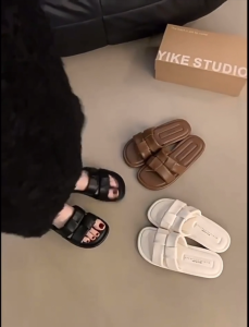 รองเท้าแตะแฟชั่นรุ่นใหม่ สีพื้น พื้นยางนุ่ม แบบสวม สามารถใส่ได้ในหลายโอกาส สินค้าพร้อมส่งในไทย