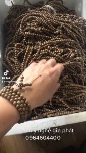 Vòng tay nữ chuỗi hạt 108 cỡ nhỏ tròn 5ly bằng gỗ vàng đen thơm màu tự nhiên