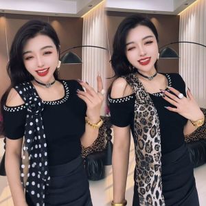 YIMEI เสื้อตัวเล็กพลัสไซส์เสื้อสไตล์สาวแผนงานเทพธิดาประดับพลอยเทียมริบบิ้นคอวีแบบเอียงสำหรับผู้หญิงเสื้อยืดแขนสั้นเข้ารูปพอดียางยืดขนาดใหญ่พิเศษสำหรับฤดูร้อน2025