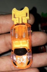 Một chiếc xe ô tô mini chạy bằng chìa khóa lò xo bằng nhựa